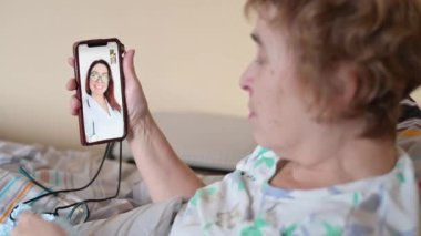 Yaşlı bir kadın koronavirüs hastası. Viral solunum hastalığı olan bir kadın karantinaya alınıyor ve internetten bir doktora danışıyor..