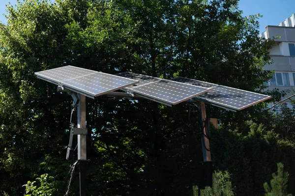 Solární panely v zeleném listoví stromů. — Stock fotografie