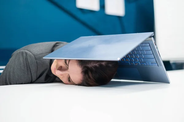 Utmattad affärskvinna täckt huvud med bärbar dator. Trött kvinnlig arbetare med en dator ovanför huvudet. — Stockfoto
