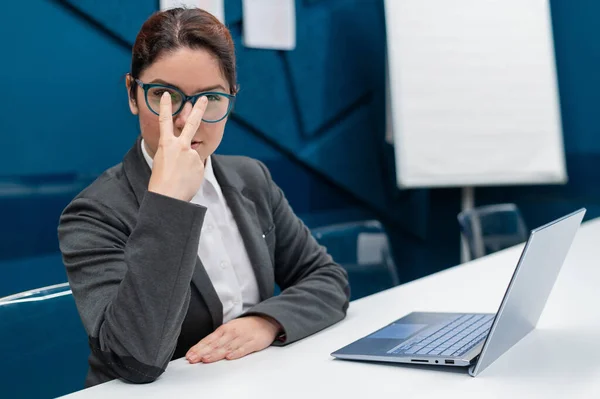 Mujer de negocios muestra que te estoy viendo. — Foto de Stock