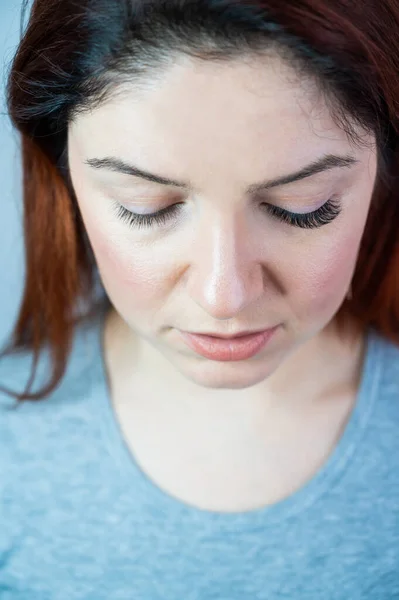 Karşılaştırma yapmak için bir gözünde uzatılmış kirpik olan beyaz bir kadın. — Stok fotoğraf
