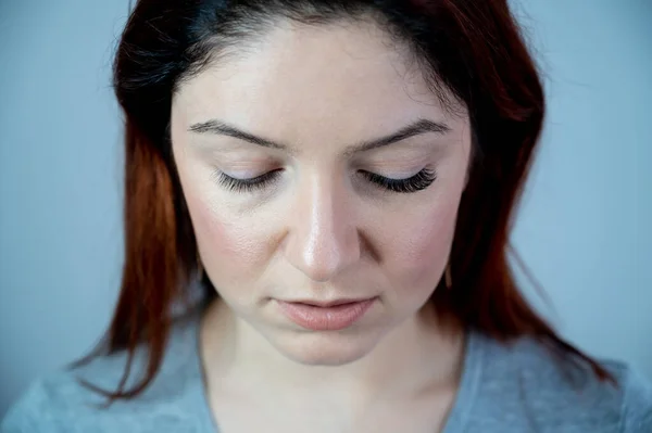 Mulher branca com pestanas estendidas em um olho para comparação — Fotografia de Stock