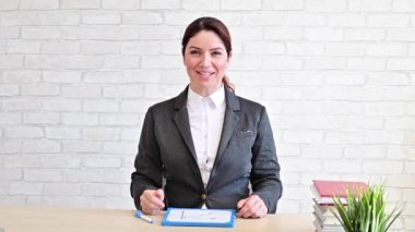 Bir bayan öğretmen, bir program oluşturma kurallarını açıklar..