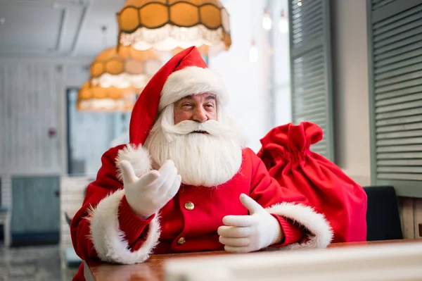 Дружелюбный Санта Клаус в кафе. — стоковое фото