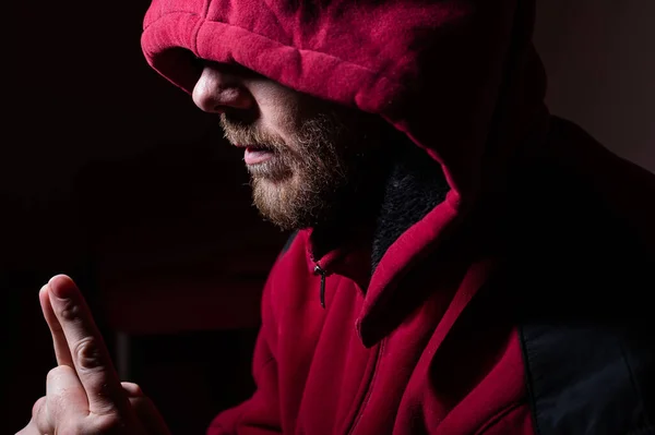 Uomo barbuto sospetto in un cappuccio al buio — Foto Stock