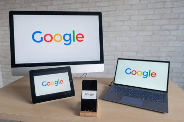 Aygıt ekranlarında Google logosu.