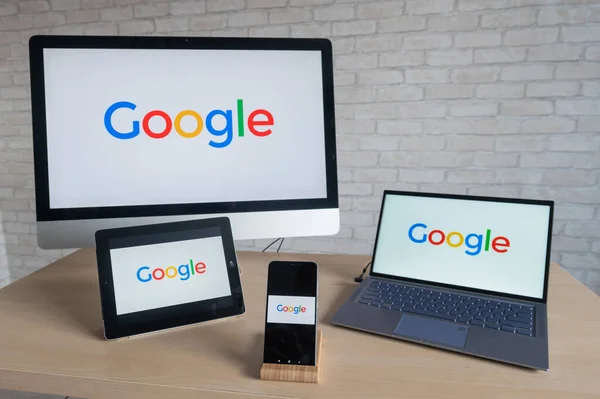 Google logo on device screens. — Stock Photo, Image