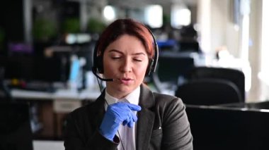 Kızgın kadın müşteri hizmetleri operatörü kulaklıkla müşteriyle konuşuyor..
