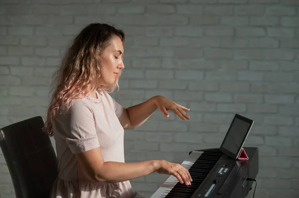 Gesangslehrerin bei Online-Unterricht auf digitalem Tablet — Stockfoto