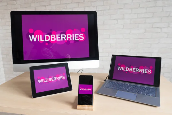 Novosibirsk, Russia 05 May 2020: Logo Wildberries na displejích zařízení. — Stock fotografie