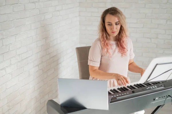 Muziek lessen op afstand. Een zangleraar legt de les vast op een laptop webcam. — Stockfoto