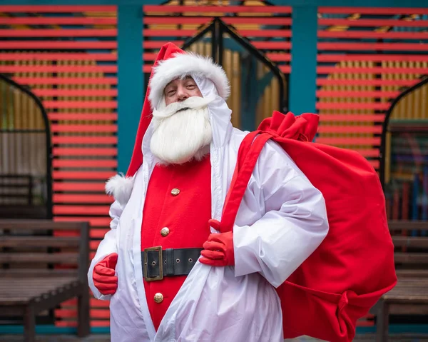 Santa Claus en un traje protector durante la propagación de la infección — Foto de Stock