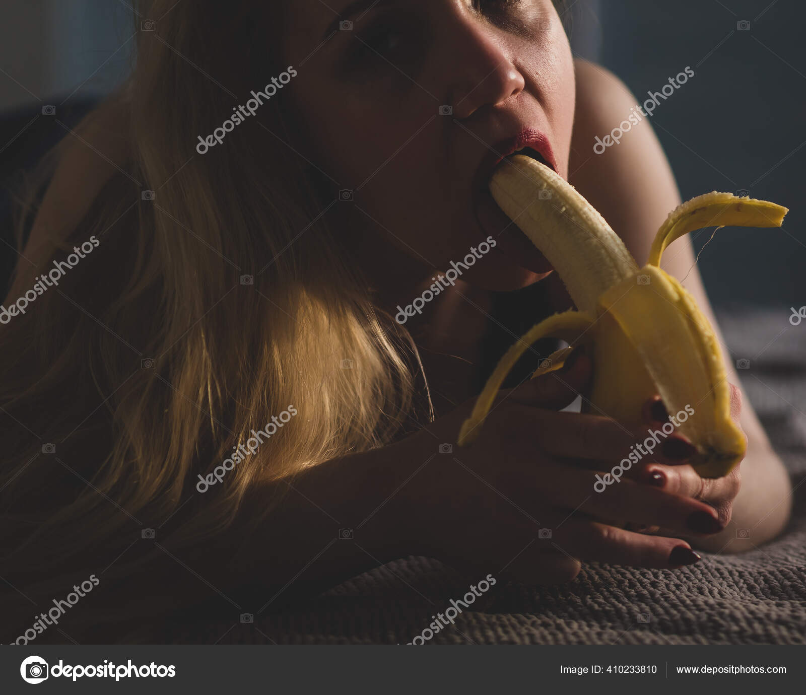Blonde Amateurin lutscht Banane Blonde Amateurin lutscht Banane