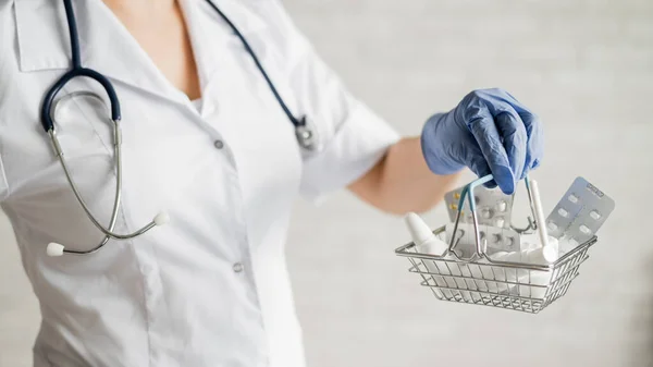 Безлика жінка-лікар тримає міні-кошик з ліками — стокове фото