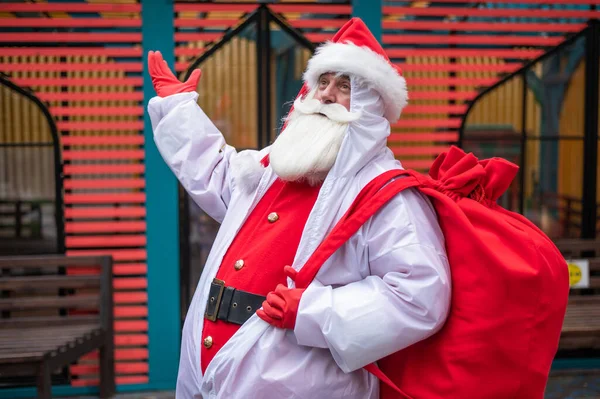 Санта-Клаус в защитном костюме во время распространения инфекции — стоковое фото