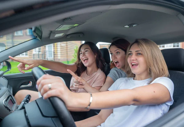 As namoradas surpresas viajam no carro — Fotografia de Stock