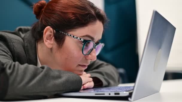 Uitgeput zakenvrouw valt in slaap op het werk aan het bureau op de laptop — Stockvideo