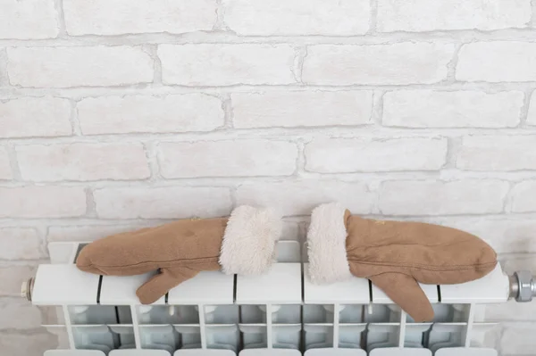 Vrouwen wanten droog op de radiator in de winter — Stockfoto