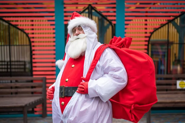 Santa Claus en un traje protector durante la propagación de la infección — Foto de Stock