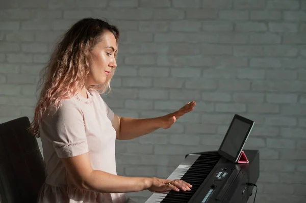 Női énektanár az online leckét a digitális tabletta — Stock Fotó