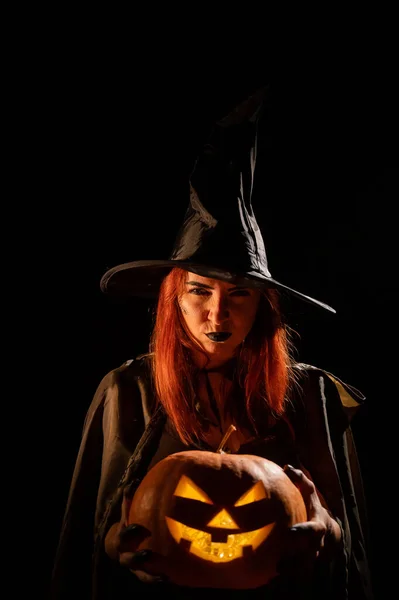 Bruja malvada sosteniendo una linterna jack-o para Halloween — Foto de Stock