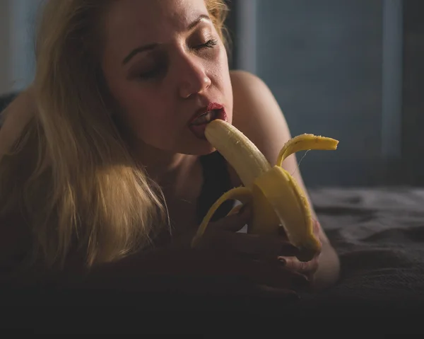 Blondinen imiterar oralsex och suger en banan — Stockfoto