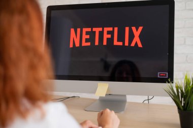 16 Eylül 2020 Rusya, Novosibirsk: Netflix izleyen kadın.