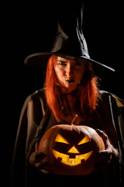 Bruja malvada sosteniendo una linterna jack-o para Halloween — Foto de Stock