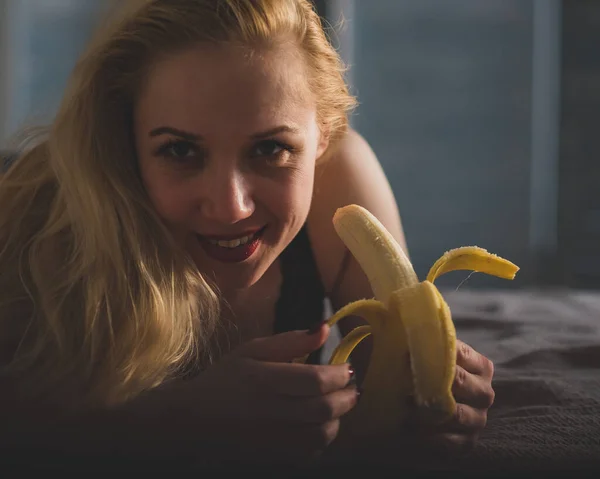 Blondinen imiterar oralsex och suger en banan — Stockfoto