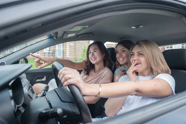 As namoradas surpresas viajam no carro — Fotografia de Stock