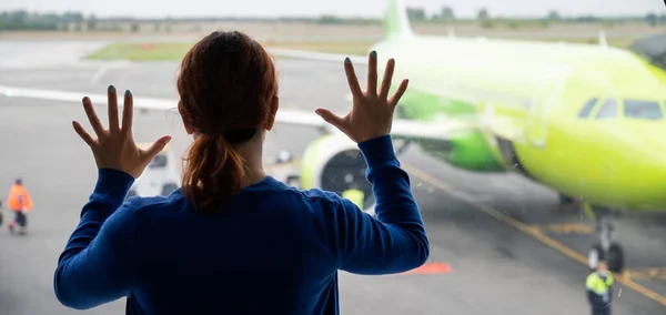 The woman leaned at the window at the airport — Stock Photo, Image