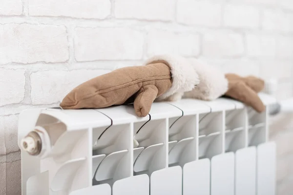 Vrouwen wanten droog op de radiator in de winter — Stockfoto