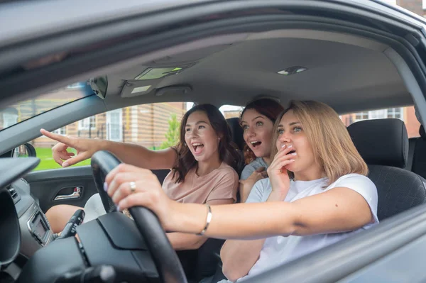 As namoradas surpresas viajam no carro — Fotografia de Stock