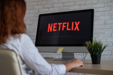 16 Eylül 2020 Rusya, Novosibirsk: Netflix izleyen kadın.