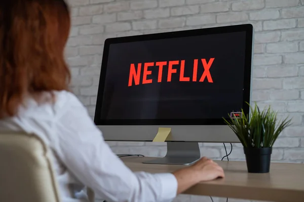 16 septiembre 2020 Rusia, Novosibirsk: Mujer viendo Netflix. — Foto de Stock