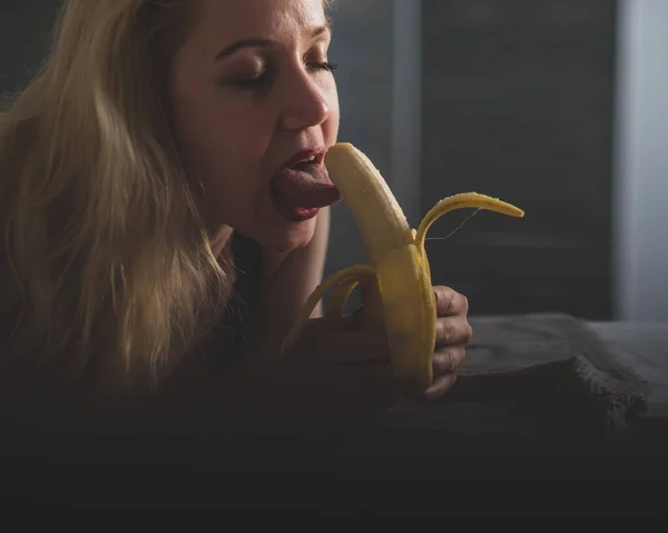 Blondinen imiterar oralsex och suger en banan — Stockfoto