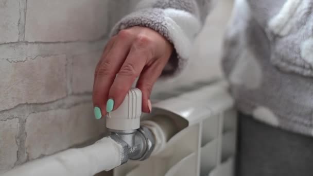 La femme tord la valve du radiateur de chauffage — Video