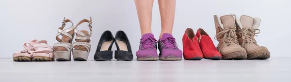 De vrouw kiest comfortabele schoenen. Breedbeeld foto. — Stockfoto