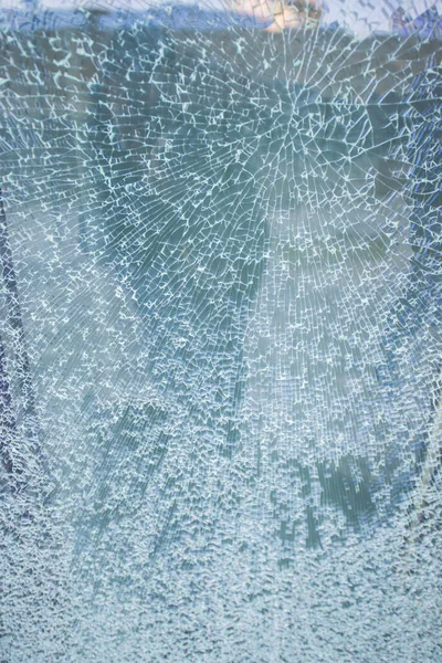 Rozbité přední dveře z pavučinového skla — Stock fotografie