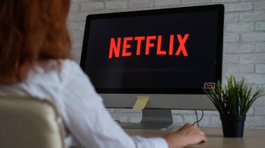 16 Eylül 2020 Rusya, Novosibirsk: Netflix izleyen kadın.