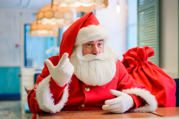 Amistoso Santa Claus en un café. — Foto de Stock