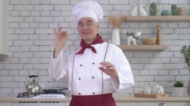 Erkek aşçı lezzetli bir jest yapıyor.