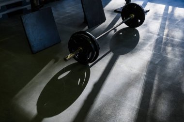 Halter salonda yerde.