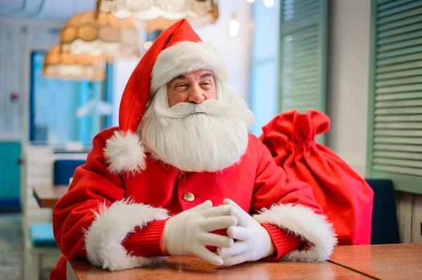 Дружній Санта Клаус в кафе . — стокове фото