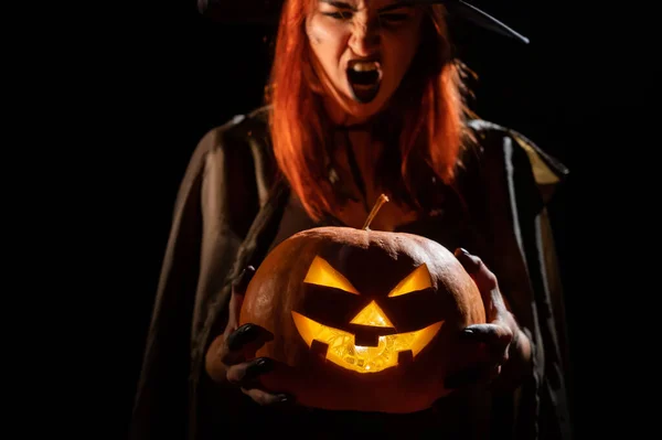 Zła wiedźma trzyma latarnię na Halloween. — Zdjęcie stockowe