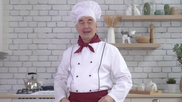 Manlig kock visar läcker gest — Stockvideo