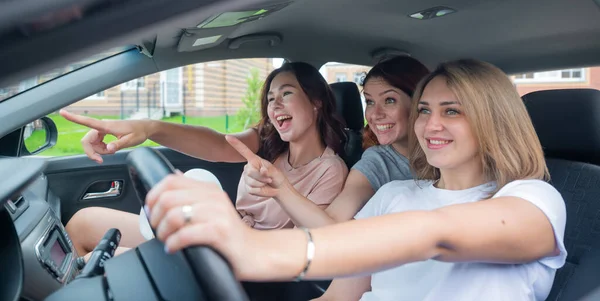 As namoradas surpresas viajam no carro — Fotografia de Stock