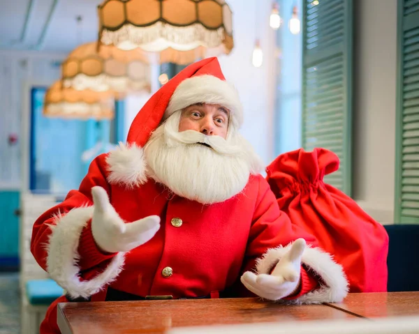 Amistoso Santa Claus en un café. — Foto de Stock