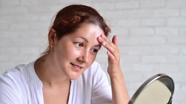 Portret kobiety rasy kaukaskiej z chorobą bielaka używa filtrów przeciwsłonecznych — Wideo stockowe