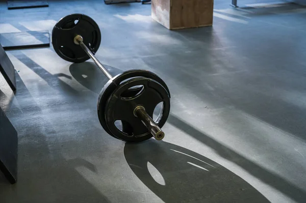 Barbell na podlaze v tělocvičně — Stock fotografie